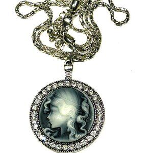 GRAY ROUND CAMEO NECKLACE PENDANT CHAIN CLEAR CRYSTAL GLASS RHINESTONE PERIMETER